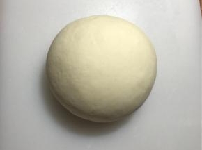 醒面后，放到案板上，揉至表面光滑。