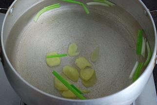 锅中水烧开，放入葱段、姜片