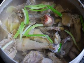 倒入鸡块