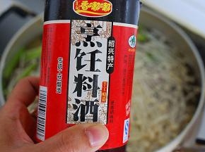倒入料酒