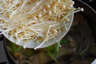 下入金针菇，继续炖20分钟左右