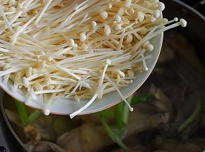 下入金针菇，继续炖20分钟左右