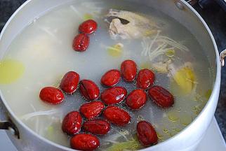 放入小红枣，煮十分钟即可