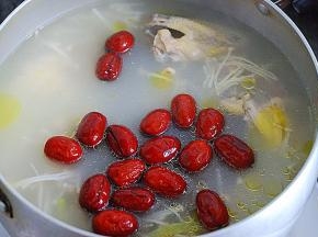 放入小红枣，煮十分钟即可