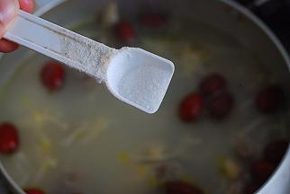 最后撒入少许盐调味