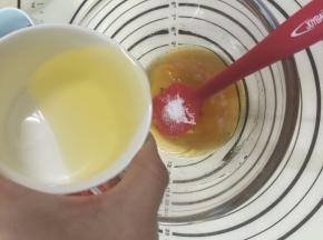 3. 依次把花生油和盐加进糖浆里，搅拌到所有材料混合