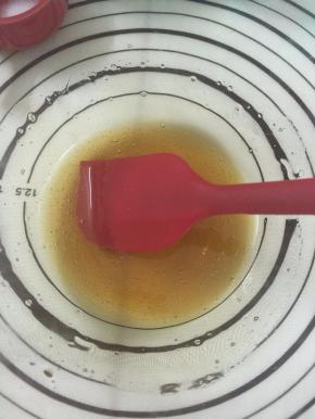 2. 把枧水加入转化糖浆混合均匀