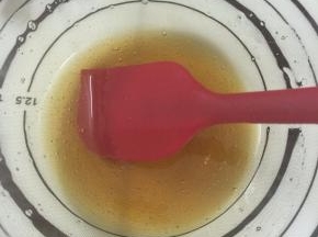 2. 把枧水加入转化糖浆混合均匀