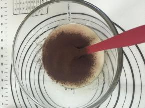 4. 把巧克力酱和可可粉同时加进去，可可粉一定要过筛，混合至看不见可可粉