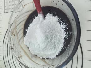 6. 把过筛好的面粉加入