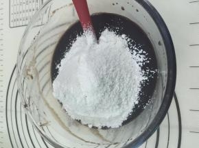 6. 把过筛好的面粉加入