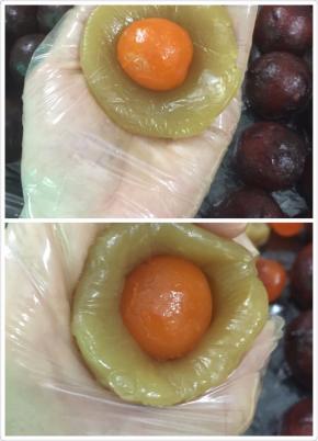 8. 松弛饼皮的同时可以把馅成搓好备用