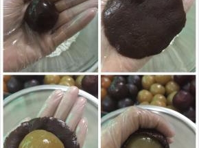 10. 松弛好的饼皮按自己要的克数称出，拿一块饼皮搓圆，用手掌按压成薄片，放入馅，用虎口收紧饼皮，再搓圆