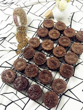 13. 月饼烤好稍微放晾移至烤网，彻底晾凉