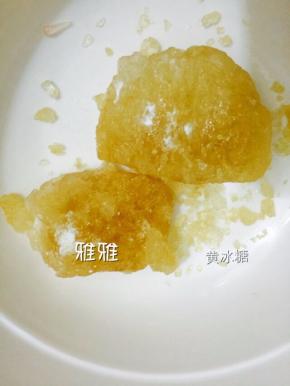 2. 把黄冰糖岛成粉状，如果没有黄冰糖，用冰糖代替即可