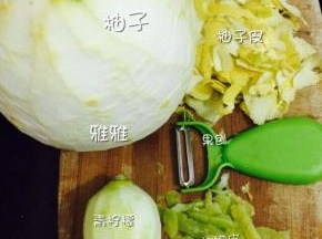 1. 柚子和柠檬要事先用盐来搓洗，搓洗好之后用果刨把柚子和柠檬的皮刨岀来，越薄越好