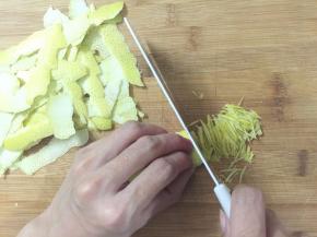 3. 柚子皮切和柠檬皮成丝，越细越好