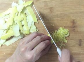 3. 柚子皮切和柠檬皮成丝，越细越好