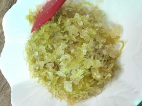 6. 用冰糖腌制一夜（或12小时），至柚子皮变透明，呈玻璃状