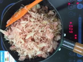 9. 炒制至冰糖溶化之后，加入果肉，还有一个的柠檬汁，（加入柠檬汁能使柚子酱更加的有风味）再进行炒制到果酱有粘稠度即可