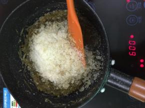 8. 腌制12小时之后的柚子皮和柠檬皮一起进行炒制啦，炒至冰糖溶化再加剩下的冰糖一起再炒至溶化