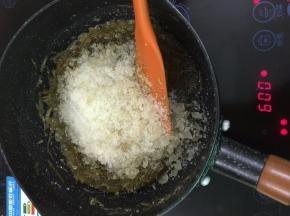 8. 腌制12小时之后的柚子皮和柠檬皮一起进行炒制啦，炒至冰糖溶化再加剩下的冰糖一起再炒至溶化