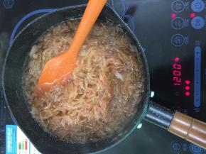 10. 果肉出水就让其熬制一会，熬至水份挥发，不能炒太过要不放凉柚子茶就变硬了，炒制好的柚子酱装瓶保存就ok啦