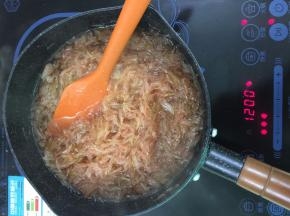 10. 果肉出水就让其熬制一会，熬至水份挥发，不能炒太过要不放凉柚子茶就变硬了，炒制好的柚子酱装瓶保存就ok啦