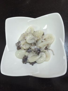 1. 墨鱼仔洗干净备用