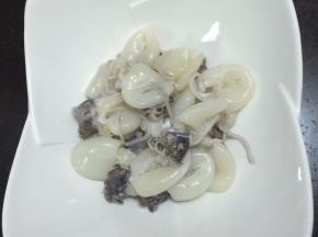 1. 墨鱼仔洗干净备用