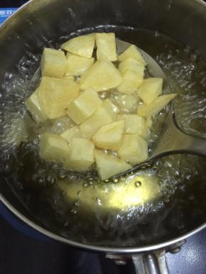 4. 奶锅注油烧热，把切好的土豆放入油中炸至金黄色，捞出备用