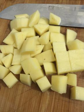 3. 土豆去皮，切成丁块