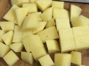 3. 土豆去皮，切成丁块