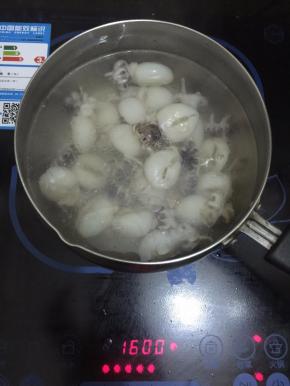 5. 把奶锅里炸土豆的油盛出，再在奶锅里注入清水烧开，把墨鱼仔放入烧开的水中再次烧开即可把墨鱼仔捞出，过冷河（既是用冷水再冲洗一下）备用