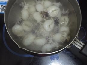 5. 把奶锅里炸土豆的油盛出，再在奶锅里注入清水烧开，把墨鱼仔放入烧开的水中再次烧开即可把墨鱼仔捞出，过冷河（既是用冷水再冲洗一下）备用