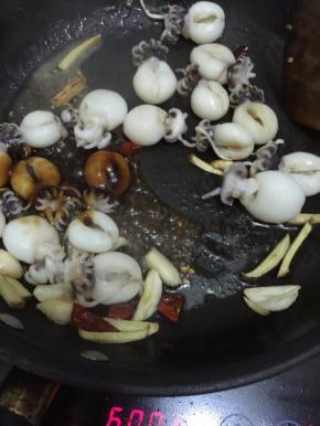 8. 把墨鱼仔码入锅，加入蚝油，稍微翻炒