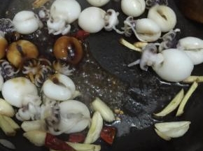 8. 把墨鱼仔码入锅，加入蚝油，稍微翻炒