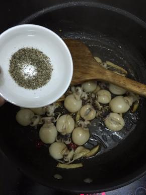 9. 再把黑胡椒粉加入炒锅中翻炒