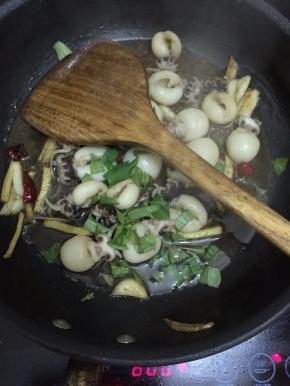 10. 把切好的九层塔加入