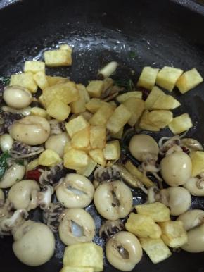 11. 最后把炸好的土豆丁块回入锅中，翻炒至裹满酱汁即可