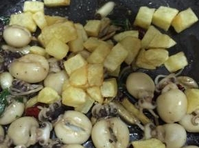 11. 最后把炸好的土豆丁块回入锅中，翻炒至裹满酱汁即可