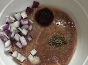 2. 把所有的调料加入大碗中，抹在牛排上抹均匀腌10分钟