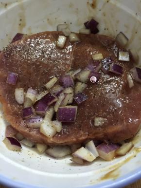 3. 待用中，如果是好的牛肉可以不用腌制的，那样煎出来的牛排才会原汁原味，我这个是在超市买的，需要腌制的，煎出来口感还是不错滴