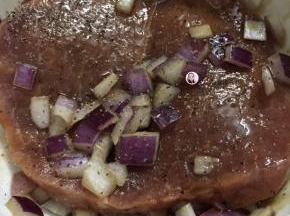 3. 待用中，如果是好的牛肉可以不用腌制的，那样煎出来的牛排才会原汁原味，我这个是在超市买的，需要腌制的，煎出来口感还是不错滴