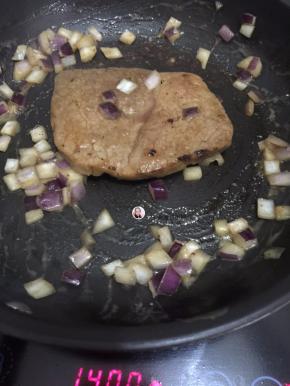 7. 两都煎至到有7成熟，这时加入腌制时的洋葱，把泮葱翻炒至熟