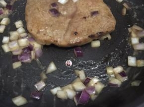 7. 两都煎至到有7成熟，这时加入腌制时的洋葱，把泮葱翻炒至熟