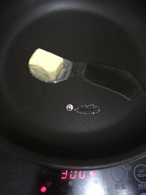 4. 不粘锅加热，放入黄油开始煎牛排，不喜欢黄油的可用橄榄油