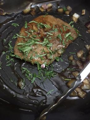 8. 把罗勒切碎加入，稍微煎一煎即可装盘