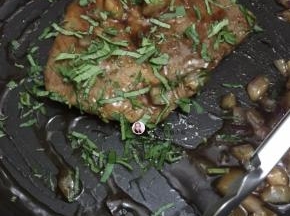 8. 把罗勒切碎加入，稍微煎一煎即可装盘