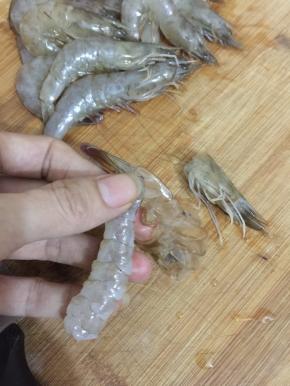 3. 把虾壳拨出